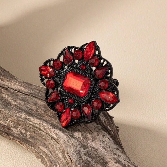Red Rhinestone Vintage Style Ring - Picture 3 of 4